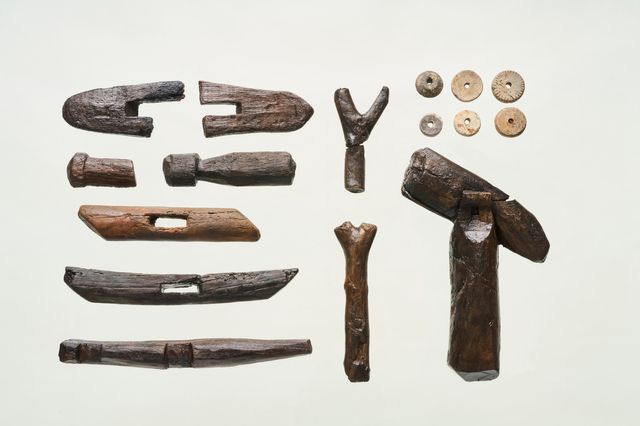 김해 봉황동 유적 출토 직기용 추정 목제 부속구 및 방추차