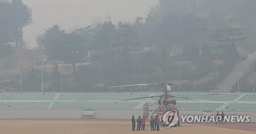 짙은 연무에 이륙 지연된 산불 진화 헬기