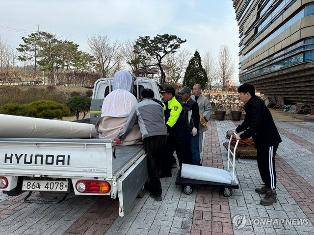 산불에 대피하는 유형문화재