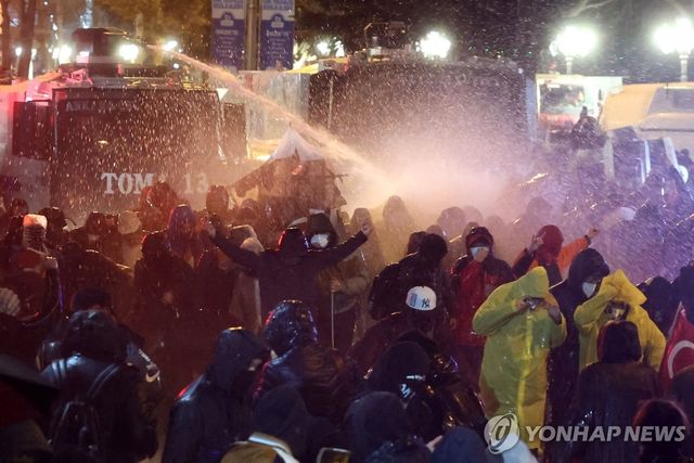시위대에 물대포를 쏘며 해산을 시도하는 튀르키예 경찰