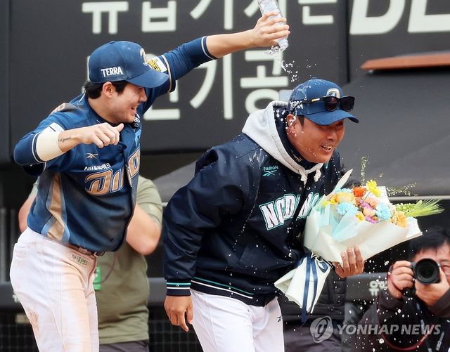축하 세례받는 이호준 감독