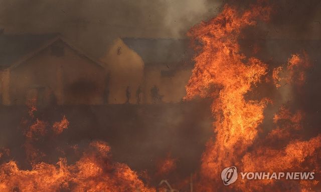 '의성 산불' 강풍에 불씨 옮겨붙은 마을