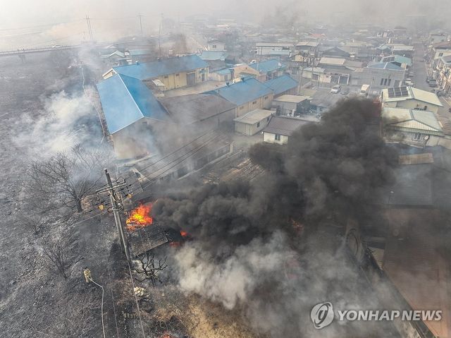 산불 연기와 불길에 휩싸인 마을