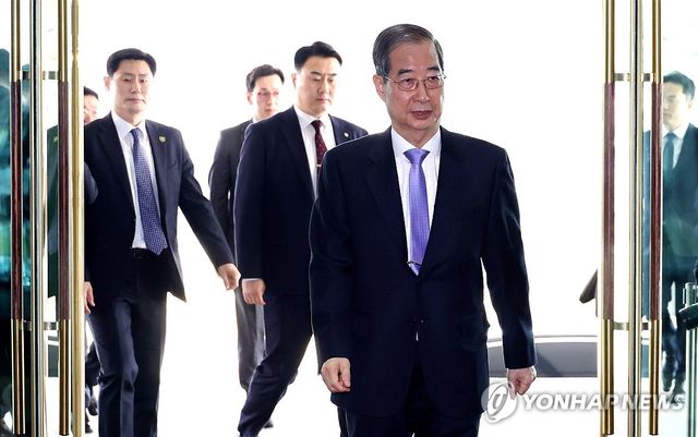 서울청사 들어서는 한덕수 대통령 권한대행