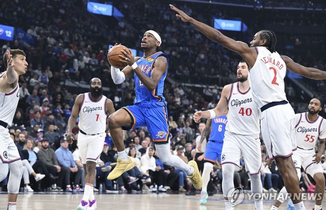 샤이 길저스 알렉산더(가운데)의 돌파