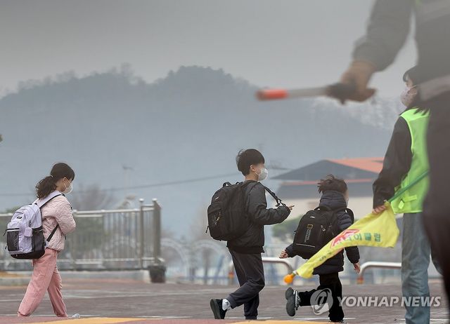 산불 연기 속 등교