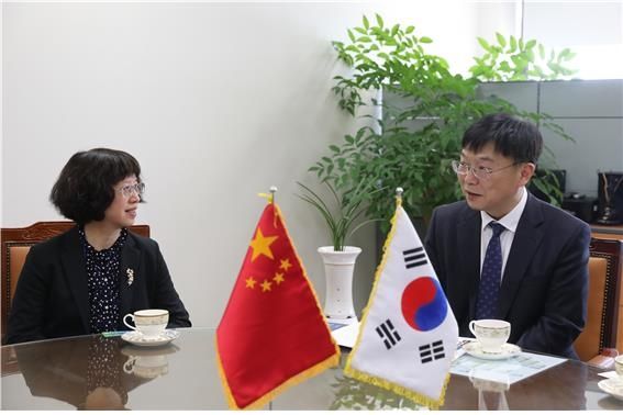 샤오 닝(Xiao Ning) 중국 통계청 부국장과 면담하고 있는 안형준 통계청 차장 [통계청 제공. 재판매 및 DB 금지]