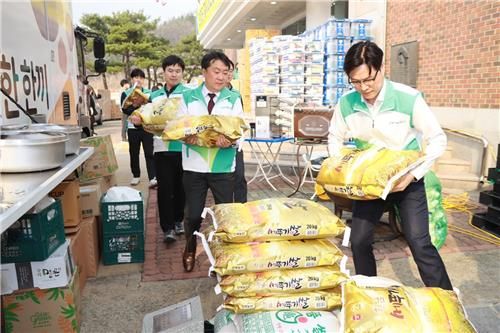 구호 물품 전달하는 DGB금융지주 임직원