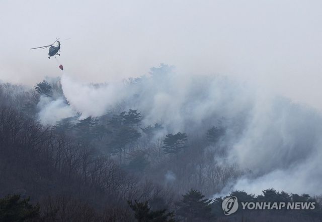 울주군 산불 사흘째…물 뿌리는 헬기