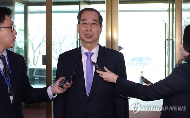 질문에 답하는 한덕수 권한대행