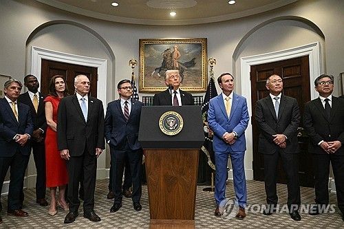 미국 도널드 트럼프 대통령(가운데)와 정의선 현대차그룹 회장(오른쪽에서 두번째)