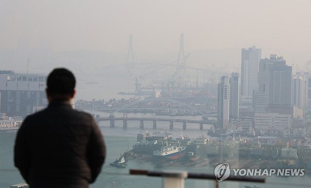 미세먼지로 뿌옇게 보이는 부산 북항