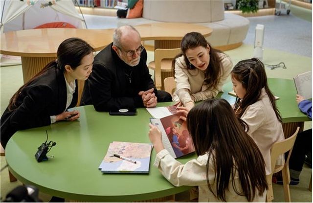 어린이와 대화하는 카를로스 모레노 교수