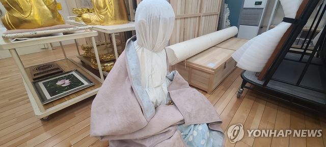 산불에 대피하는 유형문화재