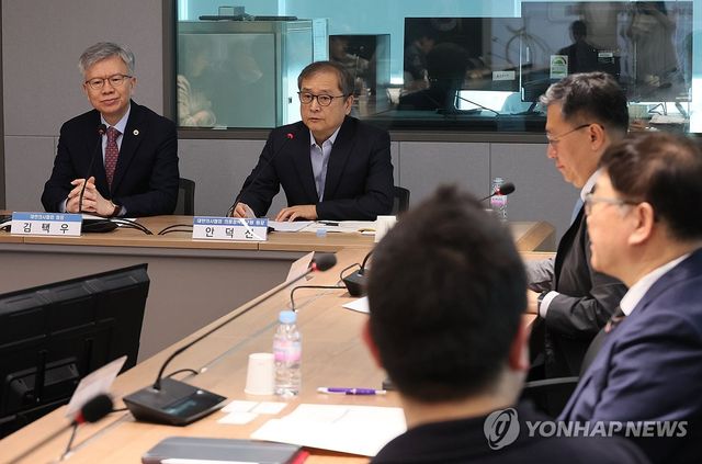 개회사 하는 안덕선 의협 의료정책연구원장