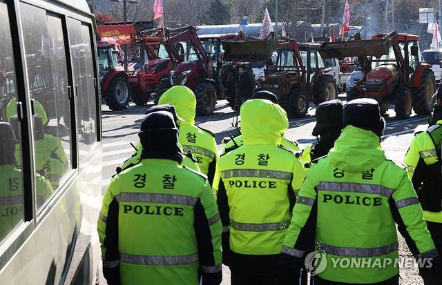 트랙터 상경 시위 막아선 경찰