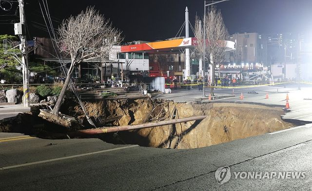 대형 싱크홀 발생한 강동구 대명초 인근 사거리