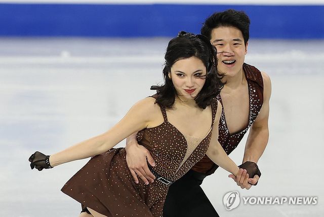 연기 펼치는 임해나와 권예