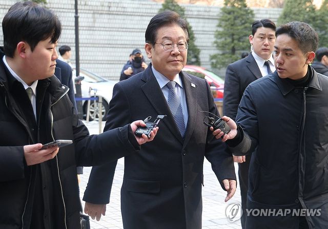 취재진 질문 듣는 이재명 대표