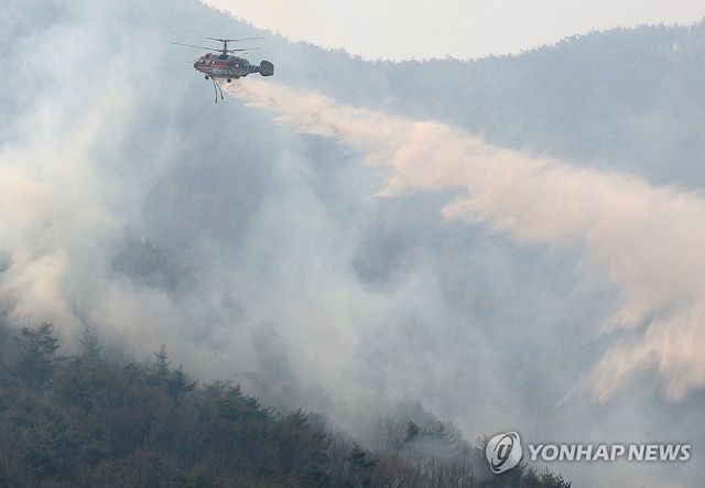 산림청 헬기…산청 산불 진화 작업