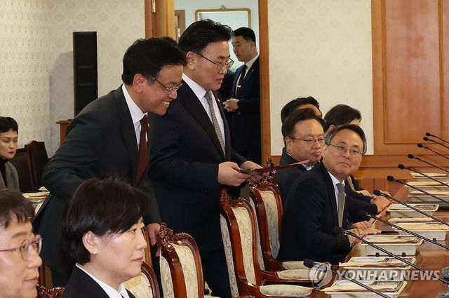 환한표정으로 국무위원간담회 참석한 최상목 부총리