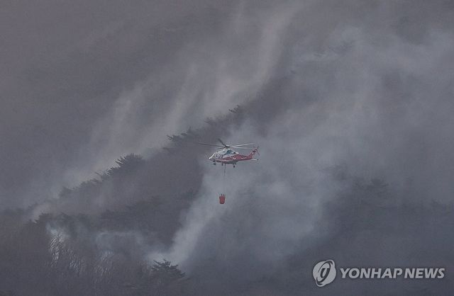 일몰 전까지 물 뿌리는 헬기