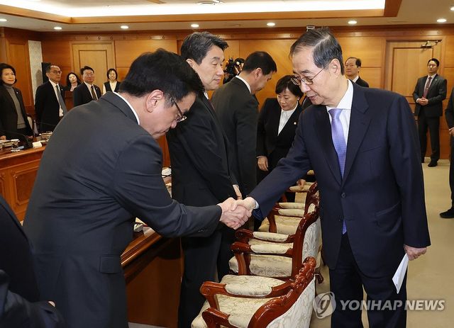 최상목 부총리와 인사하는 한덕수 권한대행