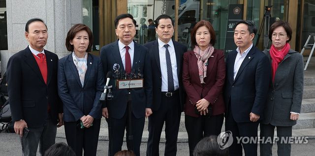 한덕수 총리 탄핵심판 기각 관련 입장 발표하는 국민의힘 의원들