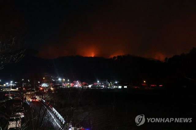 야간 진화 이어지는 울주 산불 현장