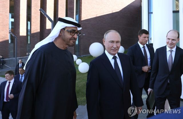 블라디미르 푸틴 러시아 대통령(우)과 셰이크 무함마드 빈 자이드 알나하얀 아랍에미리트(UAE) 대통령