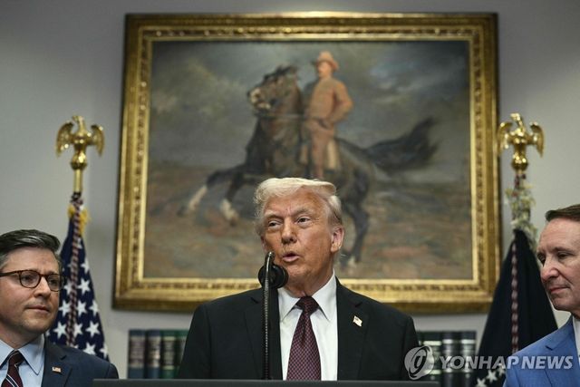 현대차 대미투자 발표 현장에 자리한 트럼프 