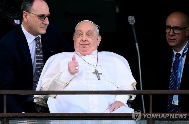 엄지손가락 치켜세우는 교황