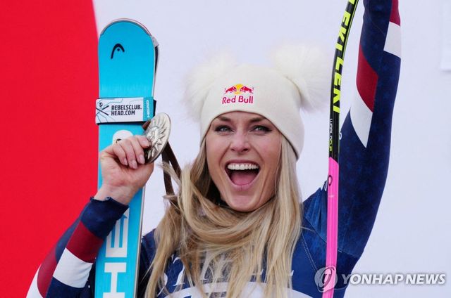 은메달을 걸고 기뻐하는 본.