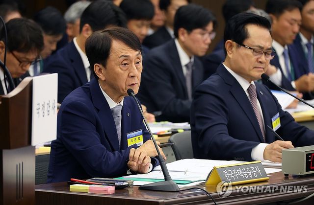 김경환 한국주택금융공사 사장(왼쪽) [연합뉴스 자료사진]