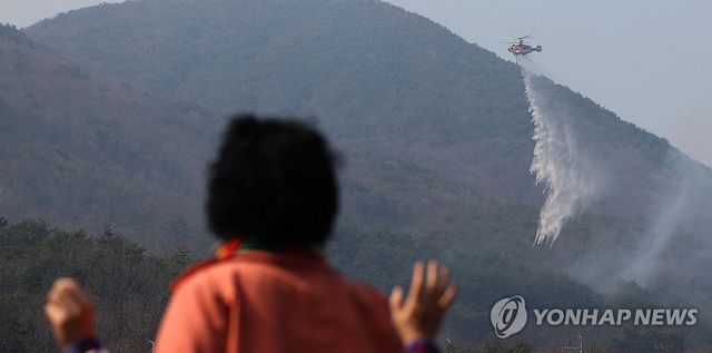 산림청 헬기…산청 산불 진화 작업