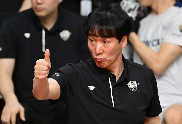 우리카드 사령탑 시절의 신영철 감독