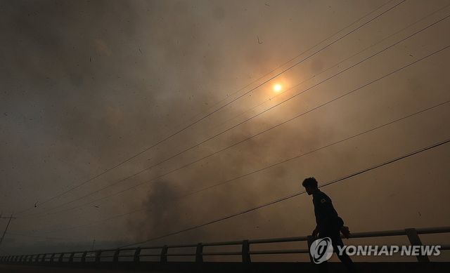 '의성 산불' 강풍에 날아다니는 불씨와 재