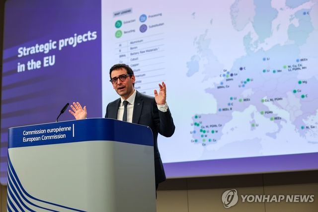 기자회견하는 EU 수석 부집행위원장