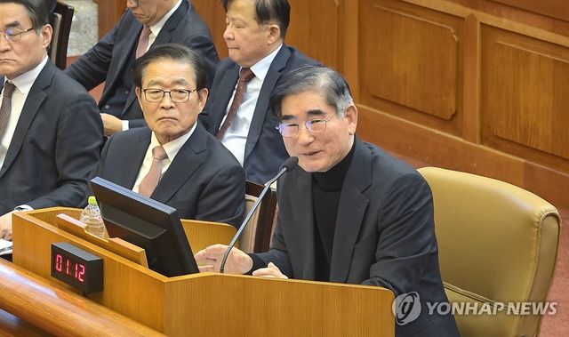 답변 중 웃음 짓는 김용현 전 국방장관