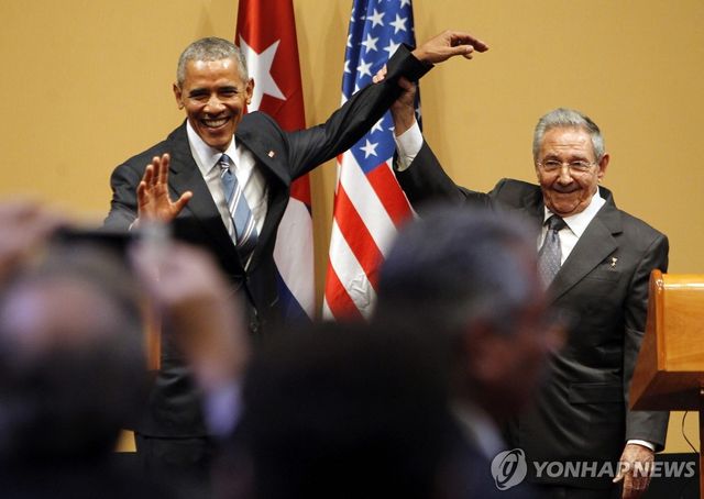 2016년 아바나를 찾아 라울 카스트로(오른쪽)와 만난 버락 오바마