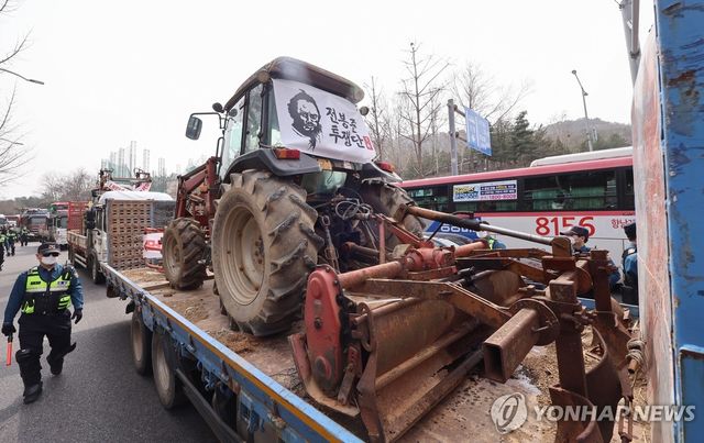 남태령 일대에 세워진 트랙터들