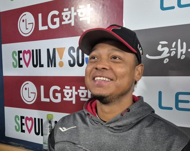 인터뷰하는 에르난데스