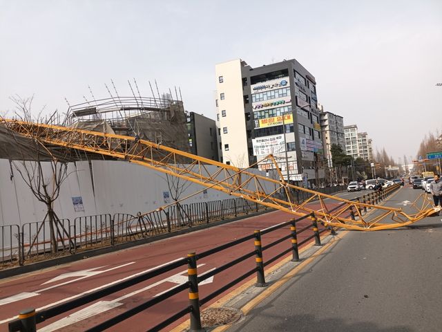 강풍에 추락한 크레인
