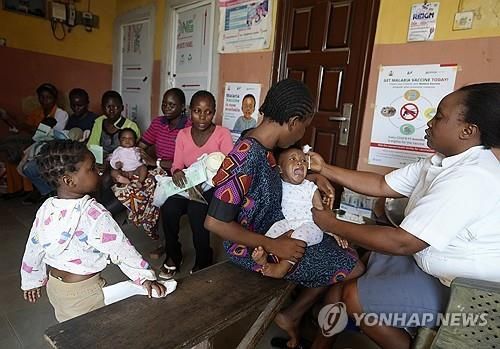 나이지리아 병원에서 백신 접종하는 모습