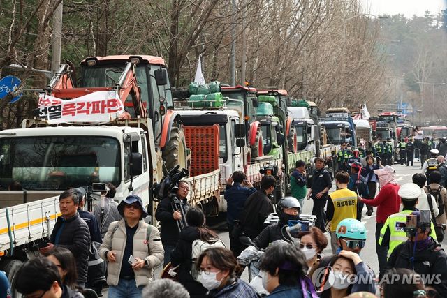 남태령 간 탄핵찬반…변형된 '트랙터 시위' 이동에 곳곳 충돌
