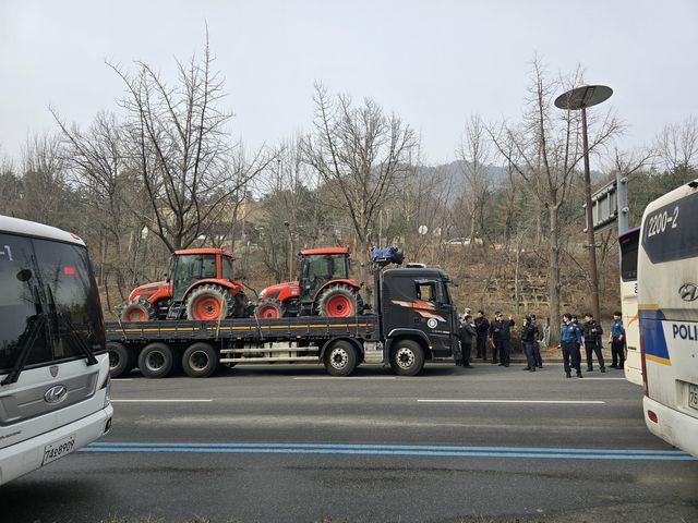 트럭에 실린 전농 트랙터