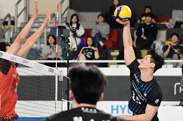 OK저축은행과 은퇴 경기에서 공격하는 문성민(오른쪽)