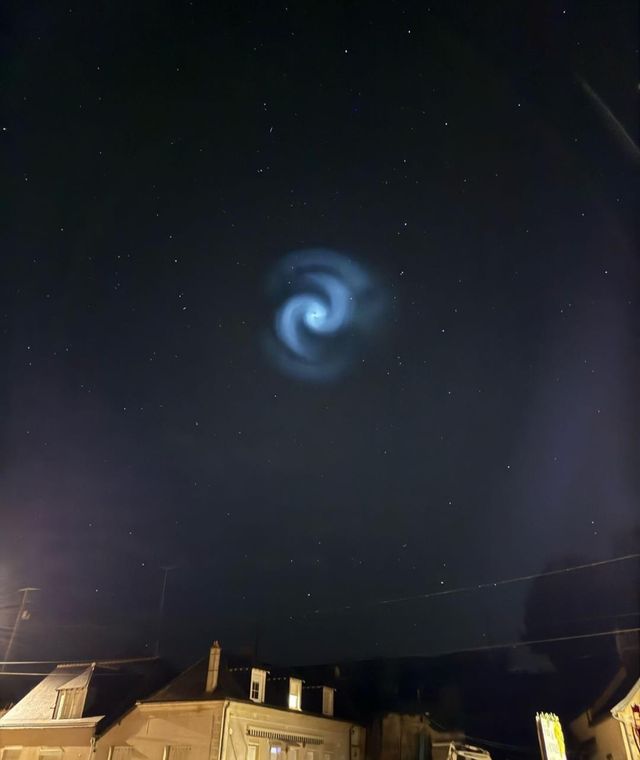 프랑스 밤하늘에서 포착된 푸른빛 나선형