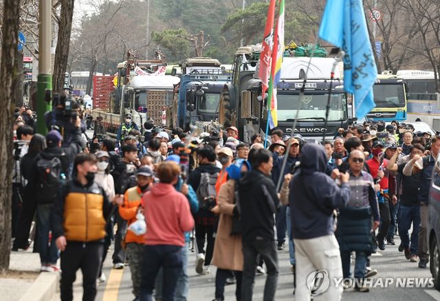 남태령에 세워진 트랙터들