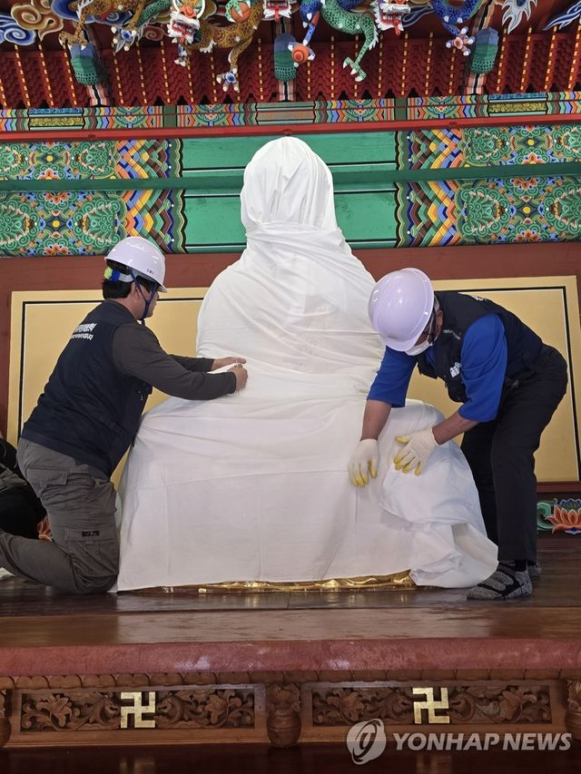 방염 작업하는 고은사 불상